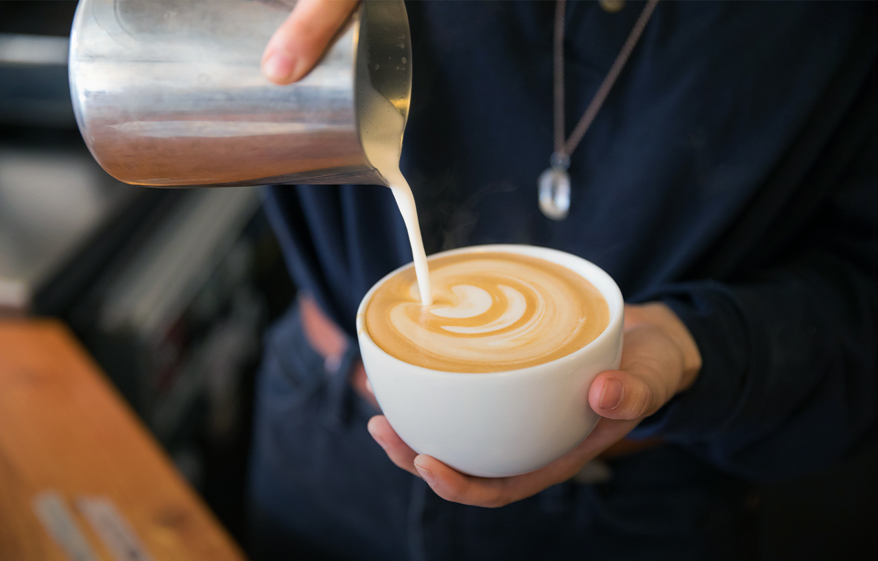 Person schenkt kunstvoll einen Kaffee ein | Cafe Bad Kissingen