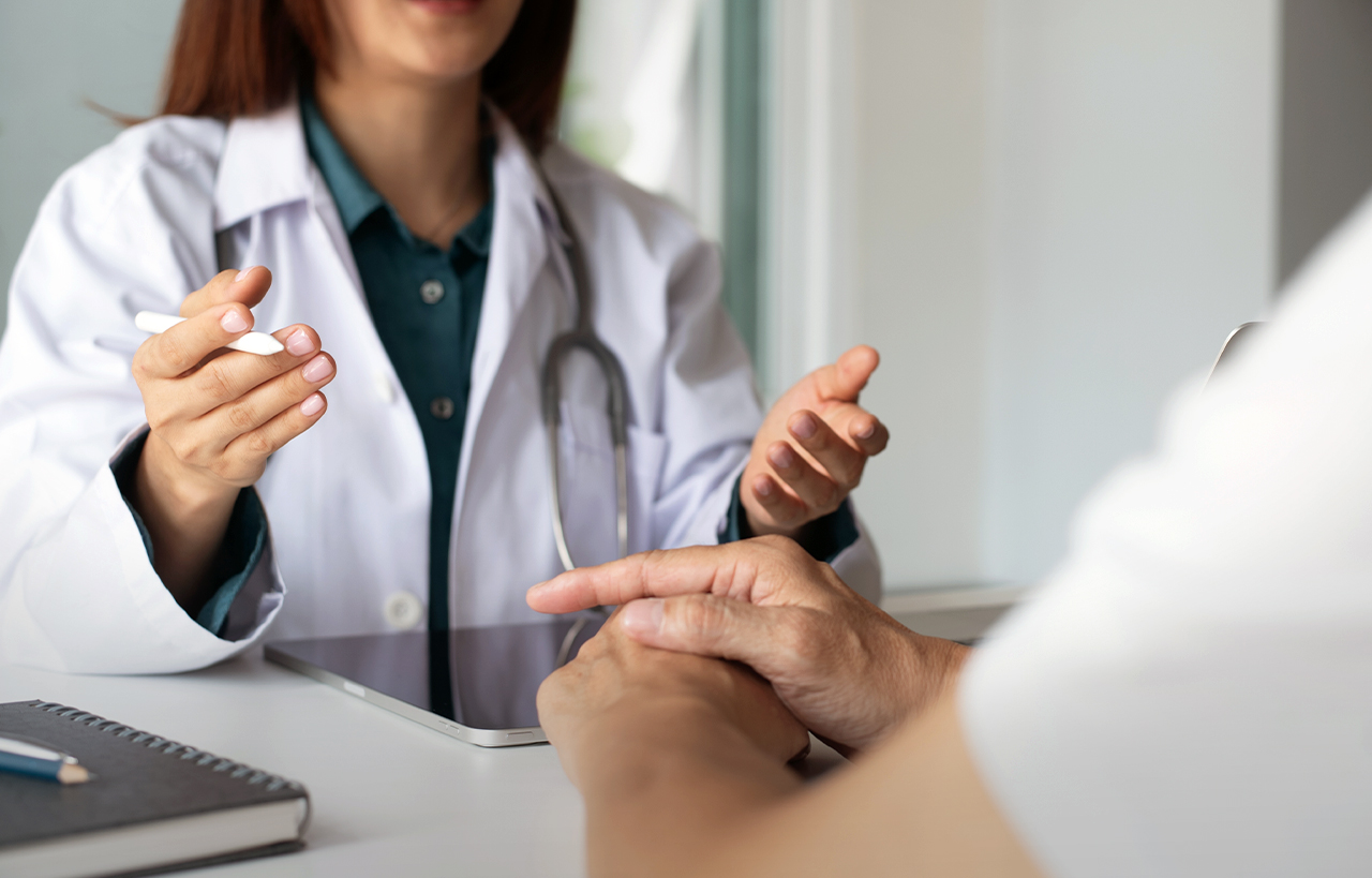 Ärztin hebt zwei Hände hoch und hat ein Tablet vor sich liegen | Gesundheitszentrum Bad Kissingen
