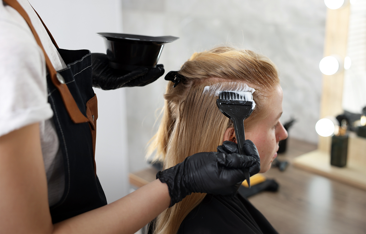 Junges Mädchen bekommt ihre Haare blondiert | Friseur bad Kissingen